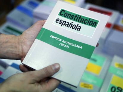 Ejemplar de la Constitución española.