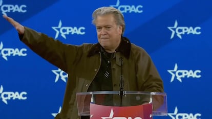 El ideólogo populista y exasesor de Donald Trump Steve Bannon hace el saludo nazi en la CPAC el 20 de febrero de 2025.