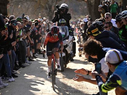 Pidcock, en la ascensión al Colle Pizuto de las Strade Bianche.