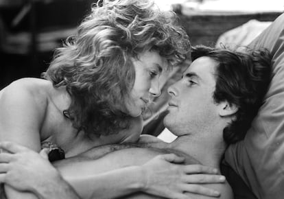 El personaje de Jacqueline Bisset en 'Ricas y famosas' (1981) mantiene sexo con un desconocido en un avión al principio de la película y se presenta así ante los espectadores como una mujer moderna, libre y desprejuiciada.