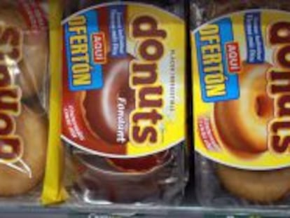 Donuts en un estante de un supermercado