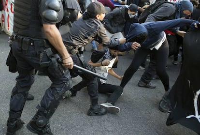 Pol&iacute;cia reprime protesto em Niter&oacute;i, nesta ter&ccedil;a-feira.