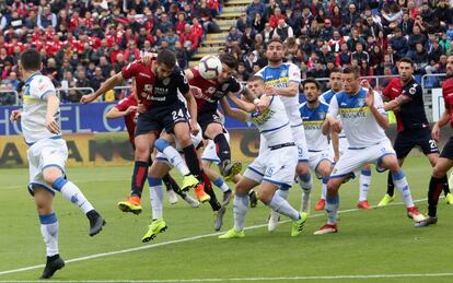 Luca Ceppitelli, del Cagliari, remata en el partido contra el Frosinone del pasado 20 de abril.