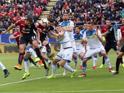 Luca Ceppitelli, del Cagliari, remata en el partido contra el Frosinone del pasado 20 de abril.