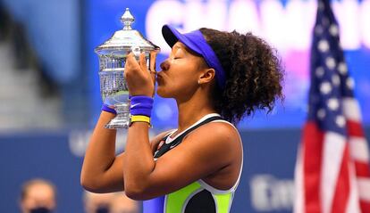 Osaka besa el trofeo de campeona del US Open, este sábado en la pista Arthur Ashe de Nueva York. / ROBERT DEUTSCH (REUTERS)