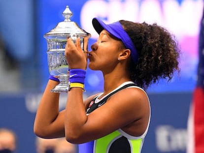 Osaka besa el trofeo de campeona del US Open, este sábado en la pista Arthur Ashe de Nueva York. / ROBERT DEUTSCH (REUTERS)