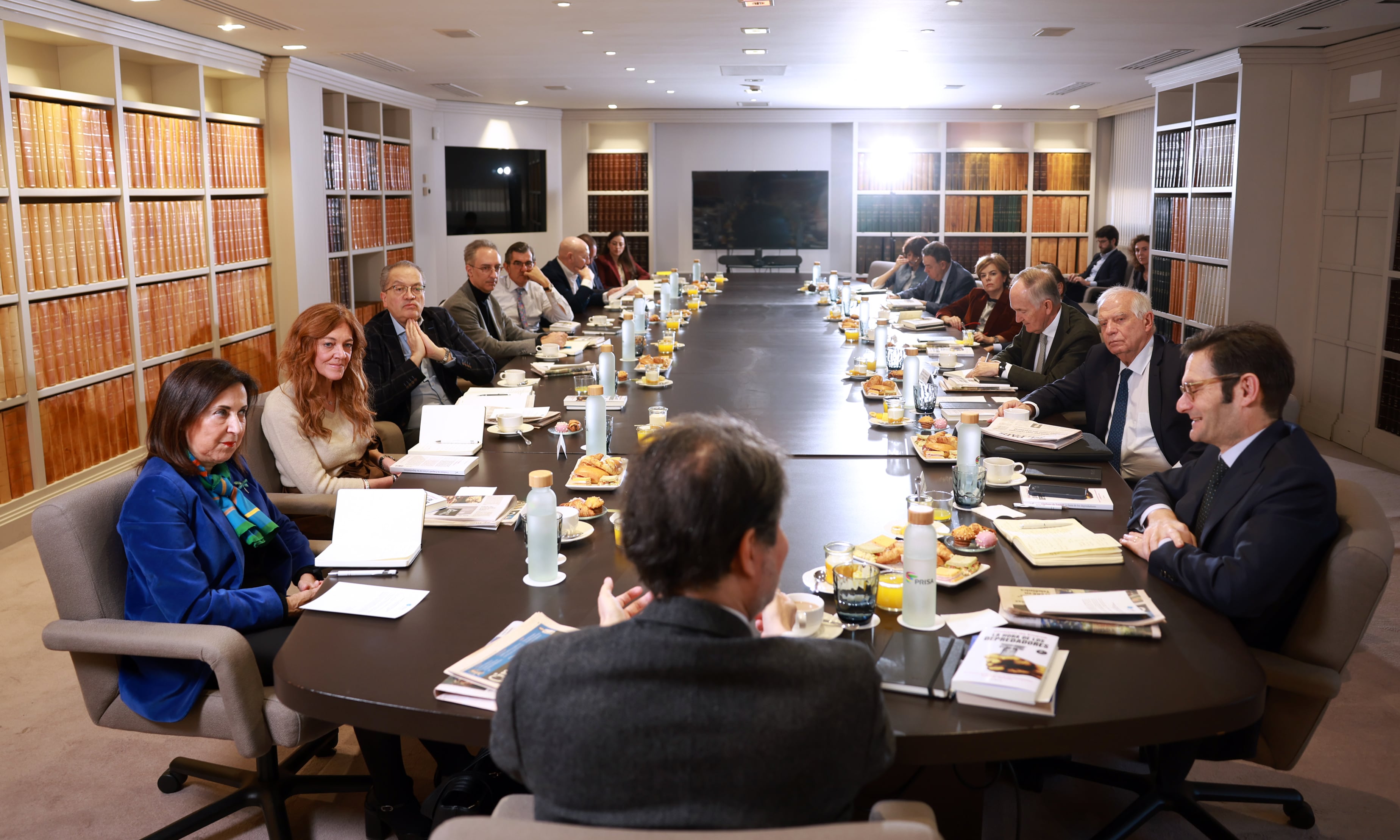 Asistentes al desayuno con Da Empoli, flanqueado por el presidente del Grupo PRISA, Joseph Oughourlian, y la ministra de Defensa, Margarita Robles, entre otros asistentes.