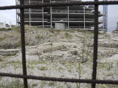 Edificio en construcci&oacute;n en San Cibrao sobre el Castro de Atalaia.