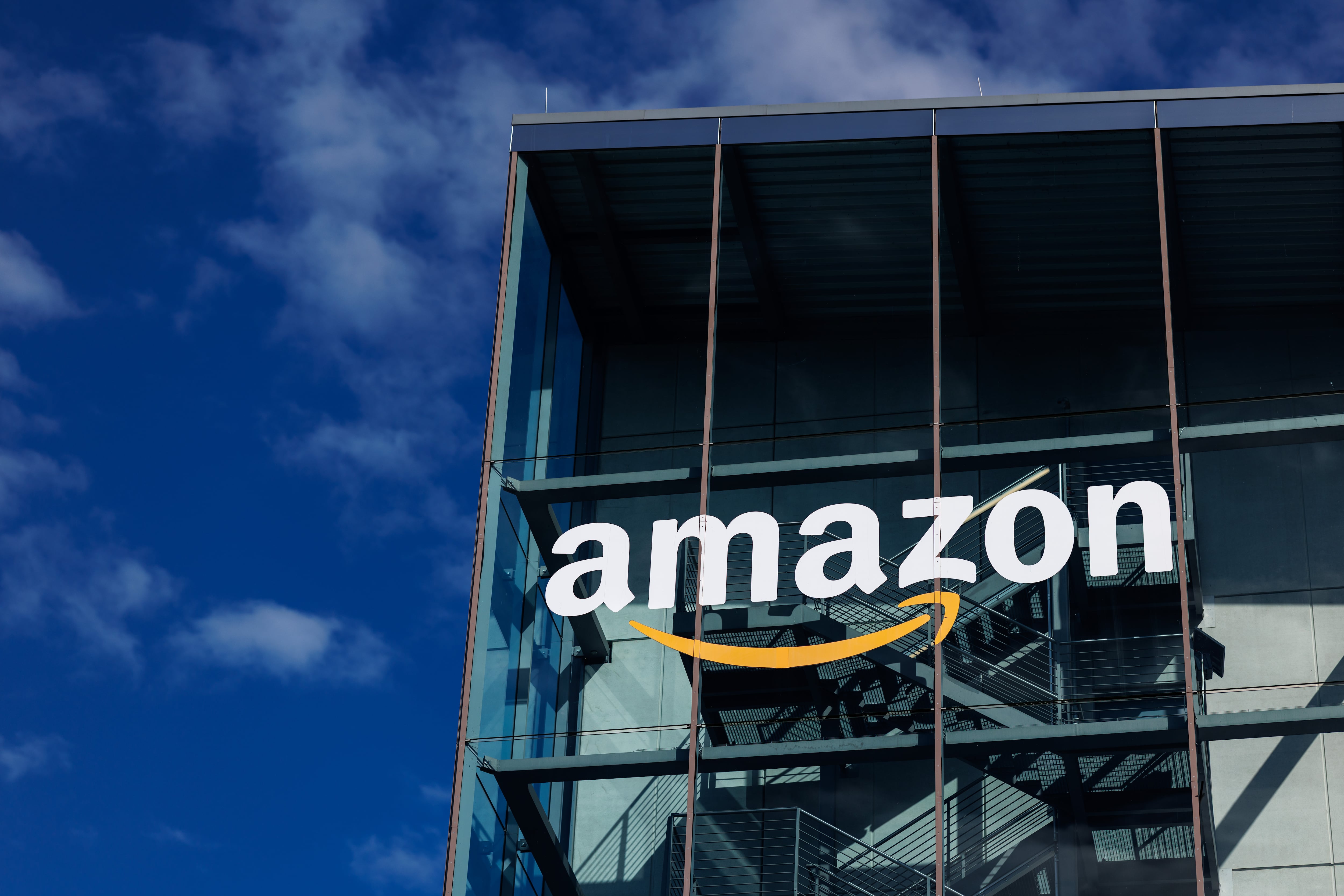 Logo de Amazon en sus oficinas de Múnich, Alemania.
