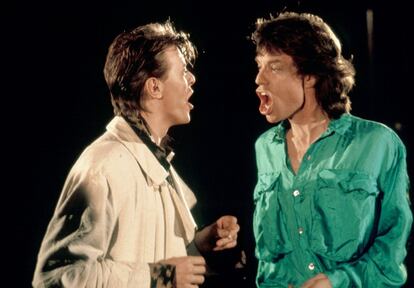 En la imagen, Mick Jagger y David Bowie en el videoclip de 'Dancing in the Street', en 1985. La modelo Angie Bowie, esposa del cantante entre 1970 y 1980, aseguró en una entrevista que una mañana de 1973 se los encontró juntos y desnudos en la cama.