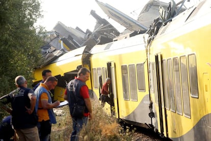 Personal de rescate en acción después de la colisión entre dos trenes cerca de Corato, en la región italiana de Puglia.