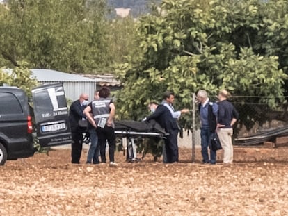 Miembros de la funeraria recogen el cadáver de Alfonso, el hombre abatido por la policía tras matar a tiros a otras dos personas.