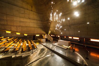 Interior de la iglesia de Saint-Pierre, la gran obra póstuma de Le Corbusier, terminada por José Oubrerie.