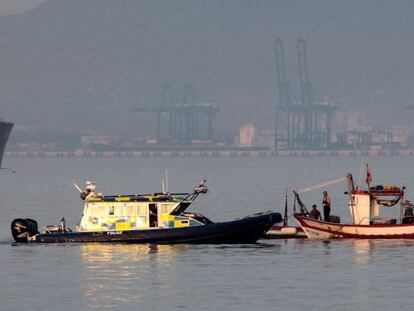 A Gibraltar patrol boat approaches the Divina Providencia. 