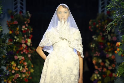 Una de las novias de Richard Quinn, durante su desfile en la semana de la moda de Londres, el 18 de febrero de 2023.