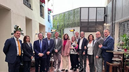 El alcalde de Toledo, Carlos Velázquez, junto a miembros del Club Conecta.