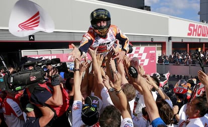 Márquez celebra el título con su equipo.