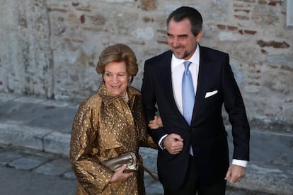 El príncipe Nicolás ha llegado a la iglesia acompañado de su madre, Ana María, viuda de Constantino II, el último rey de Grecia, quien falleció en enero de 2023 a los 82 años.