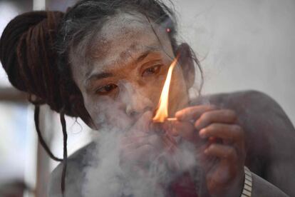 Un chamán indio fuma cannabis en el templo Kamakhya en Guwahati (India).