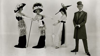 Cecil Beaton con sus diseños para la comedia musical 'My Fair Lady' para Broadway en 1956.