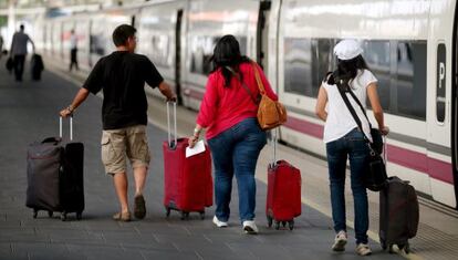 Un grupo de pasajeros se dispone a subir al AVE.