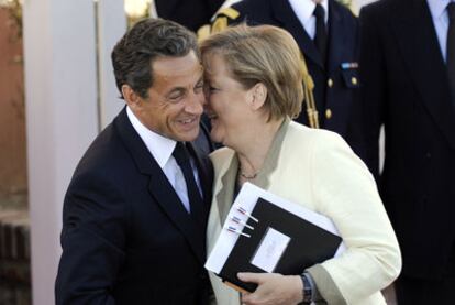 Cariñosa despedida entre Angela Merkel y Nicolas Sarkozy, tras un almuerzo en Deauville (Francia) el 27 de mayo de 2011.