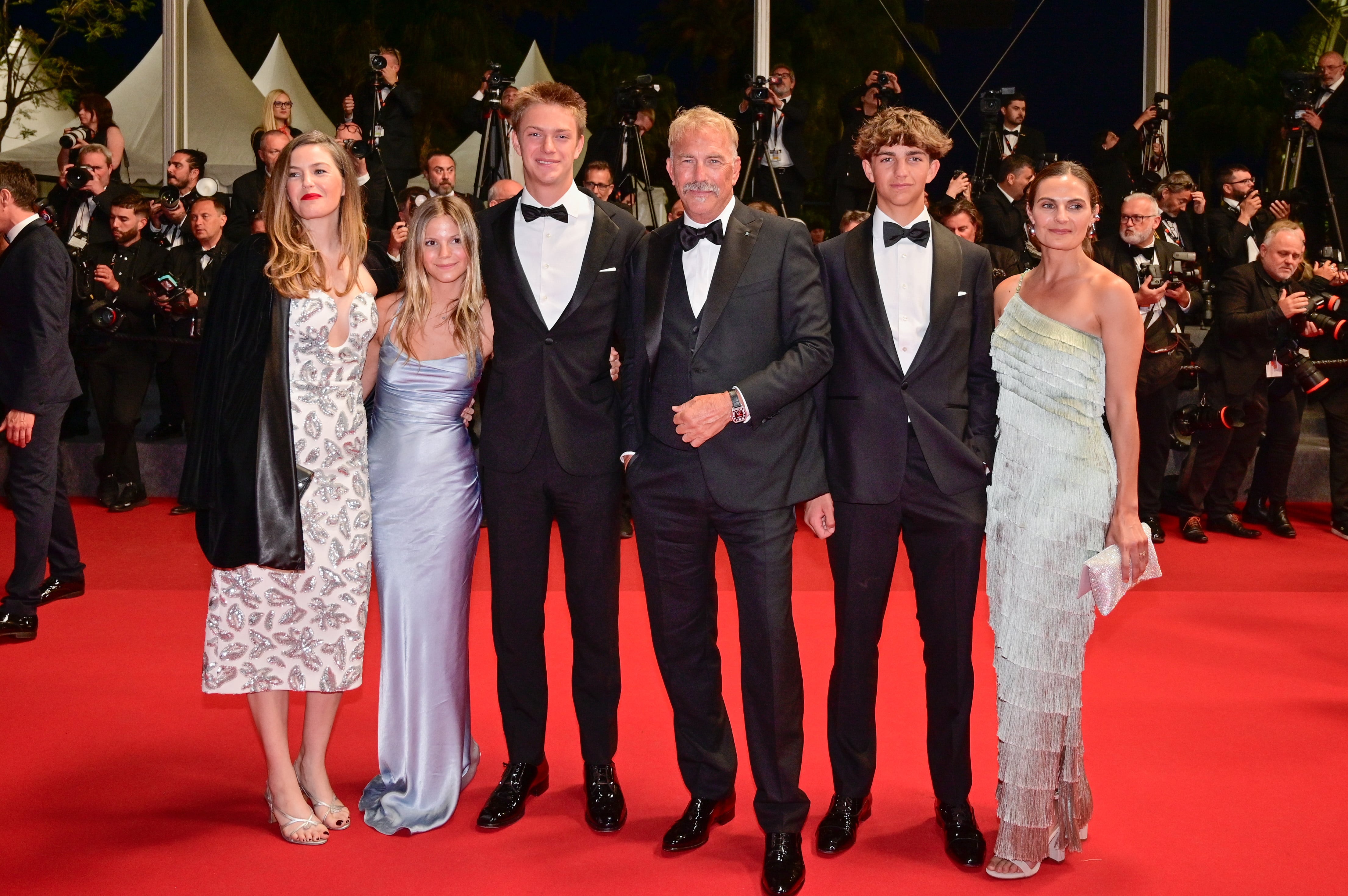 Kevin Costner con cinco de sus siete hijos en la presentación de su saga de películas 'Horizon' en el festival de Cannes, el 19 de mayo de 2024. De izquierda a derecha, Lily Costner, Grace Avery Costner, Hayes Costner, Kevin Costner, Cayden Wyatt Costner y Annie Costner. 