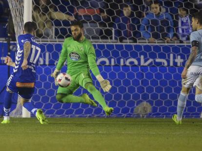 Edgar supera Sergio Gómez no gol do Alavés.