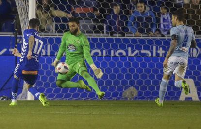 Edgar supera Sergio Gómez no gol do Alavés.