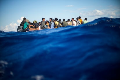 El bote de madera sobrecargado de migrantes, momentos antes del naufragio.