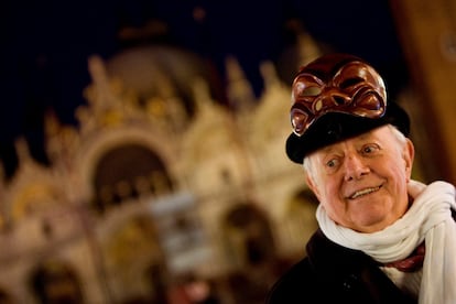 Dario Fo, dramaturgo italiano ganador del Premio Nobel, sonríe mientras posa con una máscara frente a la basílica de San Marcos durante el Carnaval de Venecia, el 13 de febrero de 2009.