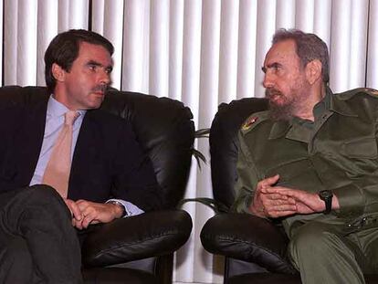 José María Aznar y Fidel Castro conversan en el aeropuerto de La Habana mientras esperan la llegada de los Reyes de España, en 1999.