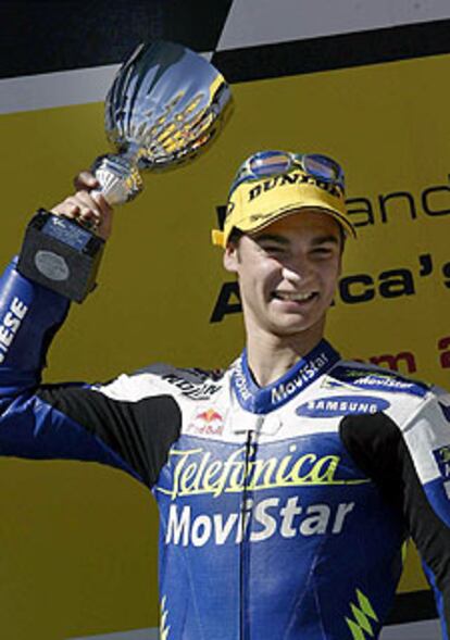 Pedrosa, con el trofeo de ganador del GP de Suráfrica.