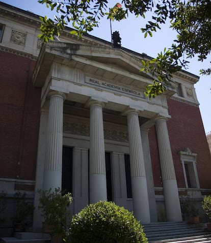 Fachada de la real Academia de la Lengua