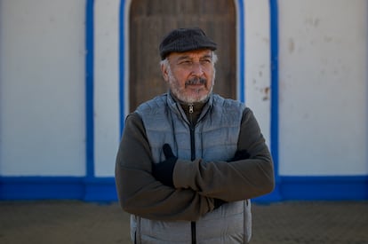 Rafael García, en la ermita de Nuestra Señora del Carmen, a la que acudían miembros de la Junta de Sevilla cuando se instaló en Ayamonte, en la Guerra de Independencia.