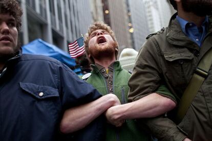Manifestantes hacen una cadena frente a la bolsa de Nueva York.