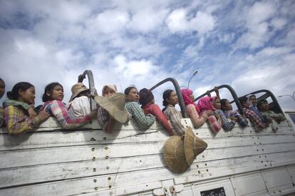 Un camión sirve de transporte a un grupo de trabajadores en Naypyitaw, Myanmar.