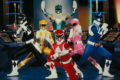 'Power Rangers' (1993). Elegir el 'power ranger' que querías ser (o su color, más bien) era el pasatiempo favorito de los chavales de la época. Aunque la versión americana fue la que conquistó nuestras pantallas, la historia está basada en la serie japonesa Kyōryū Sentai Zyuranger. Mención especial merece el capítulo en el que las Tortugas Ninja se marcaron un cameo.