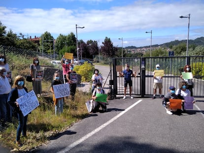 Parientes de residentes en el centro DomusVi de Aldán (Cangas do Morrazo, Pontevedra) se concentran en el exterior del recinto para reivindicar la contratación de personal y mejor atención a los ancianos en la crisis del coronavirus.