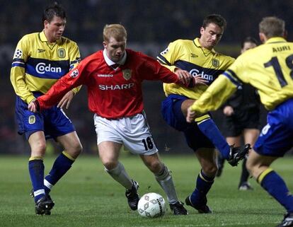 Manchester United 5- Brondby 0. Paul Scholes controla el balón rodeado de contrarios del Brondby, en un partido de 1998 que el United venció por 5-0.