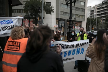 Protesta del Sindicato de Inquilinos, este jueves en una oficina de La Caixa.