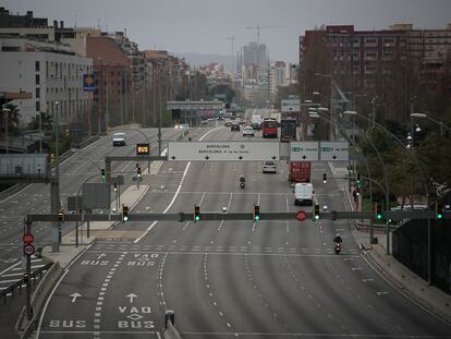 Poca afluencia de vehiculos en el acceso de la Meridiana a la capital catalana.