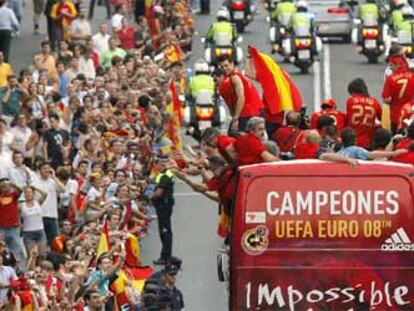 Cientos de miles de aficionados recibieron el lunes a los campeones de la Eurocopa 2008 a su llegada a Madrid.