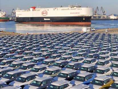 Coches de BYD en el puerto de Yantai, China.