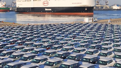 El portacoches de BYD zarpa del puerto chino de Yantai cargado con vehículos eléctricos el pasado 10 de enero.