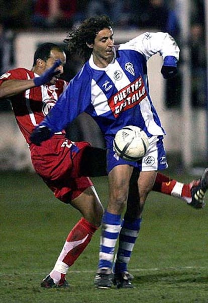 Parrado, del Alcoyano (dcha.) trata de superar la entrada de Luccin, del Atlético.