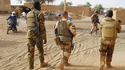 Soldados de la Operación Barkhane patrullan con militares malienses en Menaka, Malí, en la región de Las Tres Fronteras, en el confín de ese país con Níger y Burkina Faso, en noviembre de 2019.