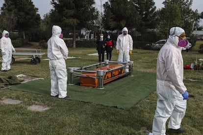 Entierro de una víctima de la covid-19, en un cementerio de Santiago de Chile.