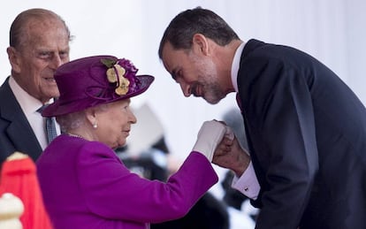 La reina Isabel II le da la bienvenida a Felipe VI.