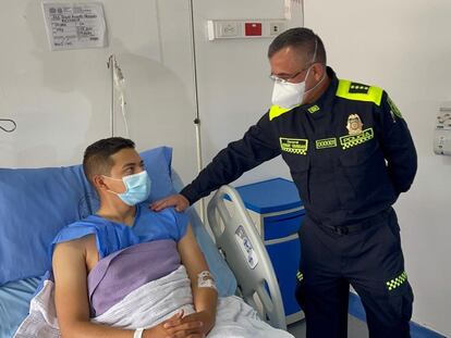 El director general de la Policía de Colombia, general Jorge Vargas, visita a Jesús Pineda, patrullero herido en un ataque en Bogotá